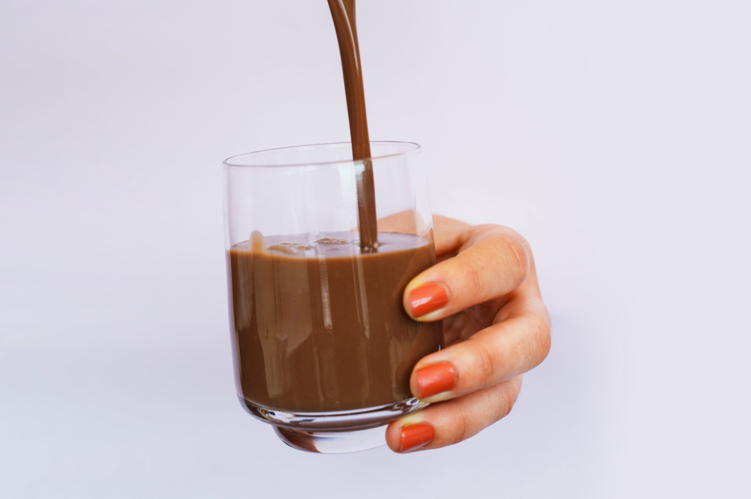 bebida de chocolate proteica sem açúcares adicionados num copo