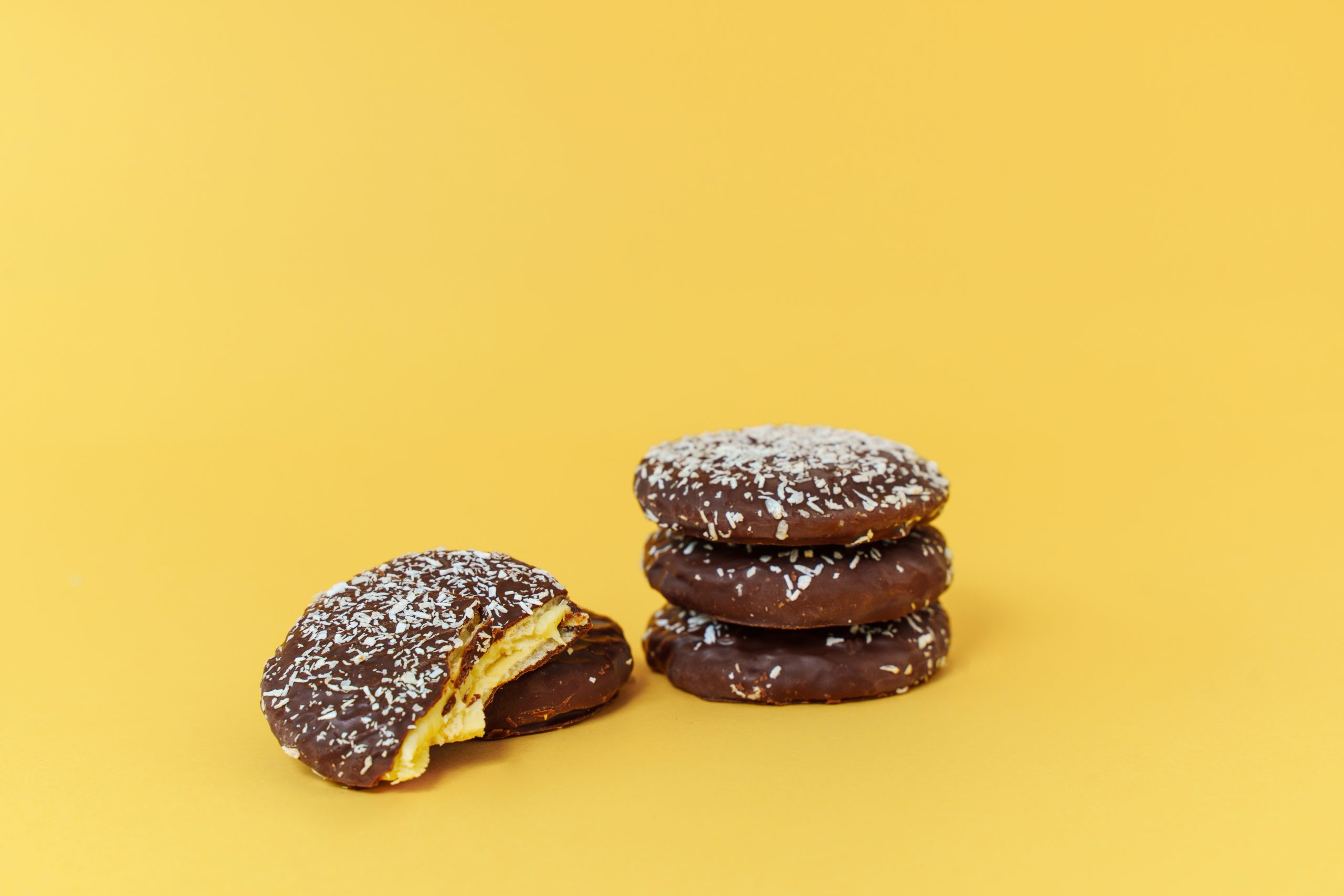 Cookie de chocolate com recheio de coco, rica em proteina, sem açúcares