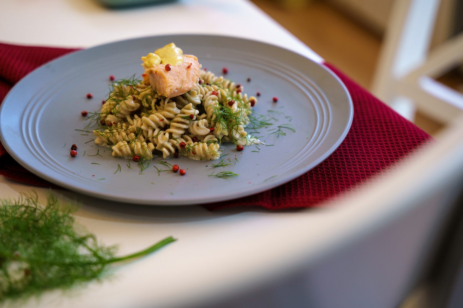 Receitas Lev: fusilli com salmão e mostarda