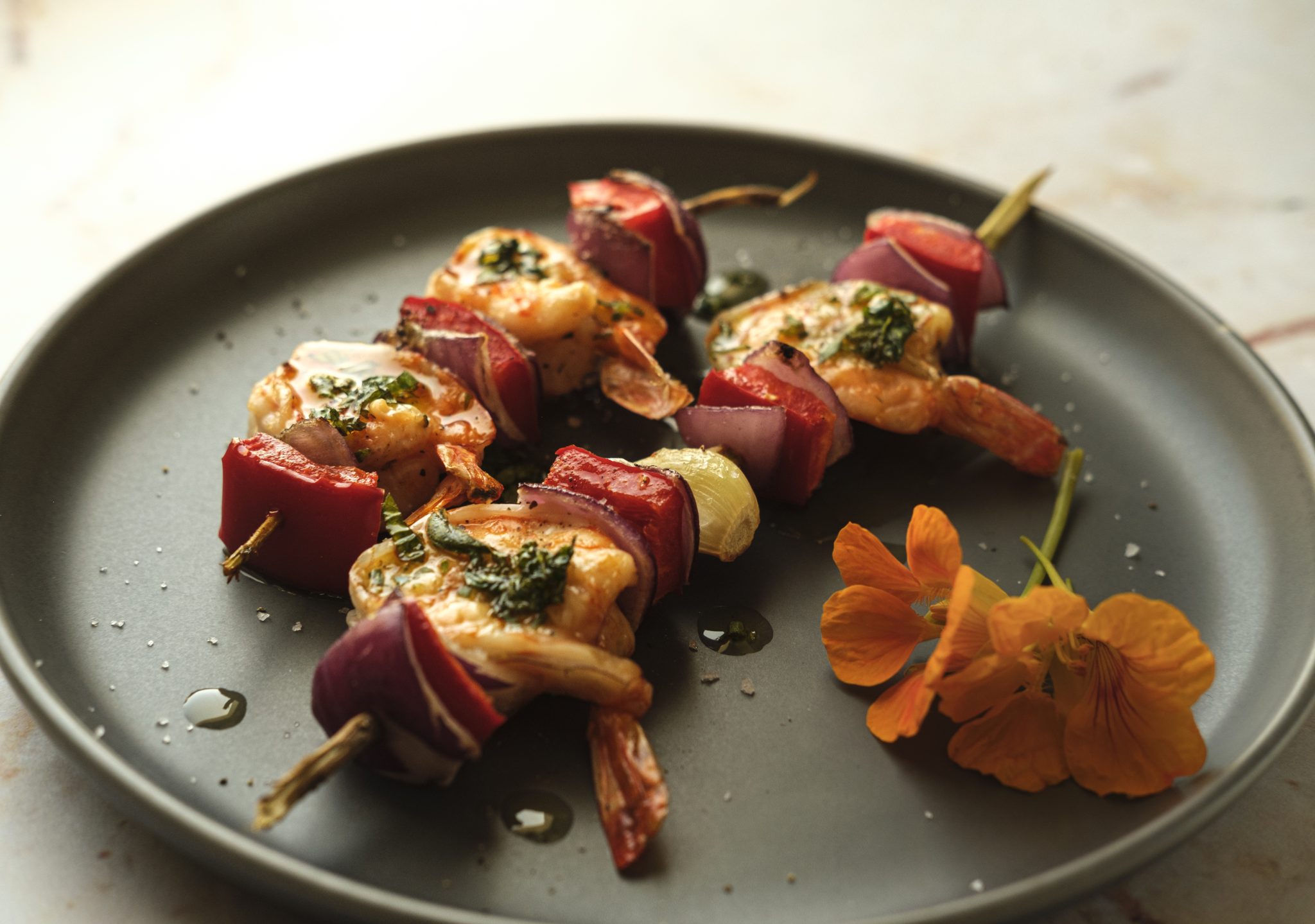 Receita lev de espetadas de camarão com ervas aromáticas