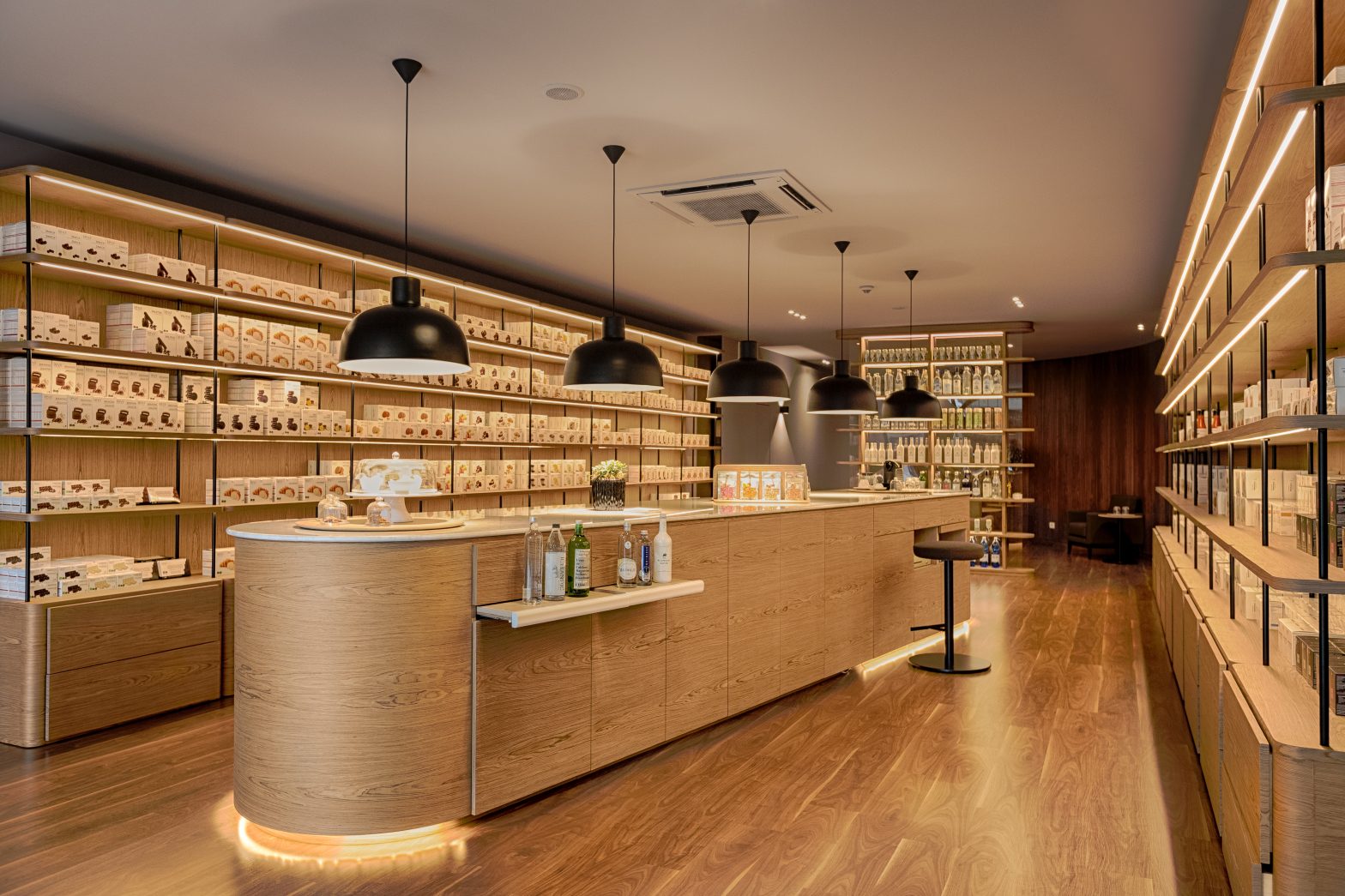 interior da clínica de Miguel Bombarda com os produtos da lev em exposição