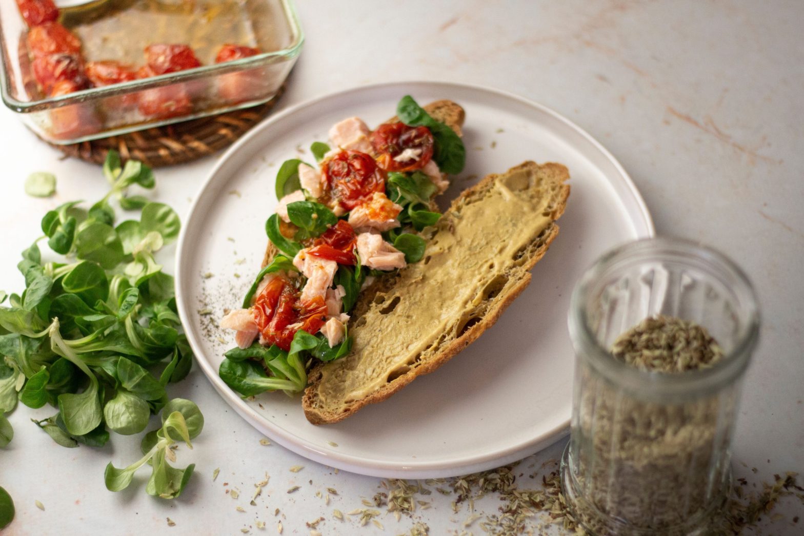Receita Lev - croissant recheado com salmão, mostarda, canónigos e tomate cherry