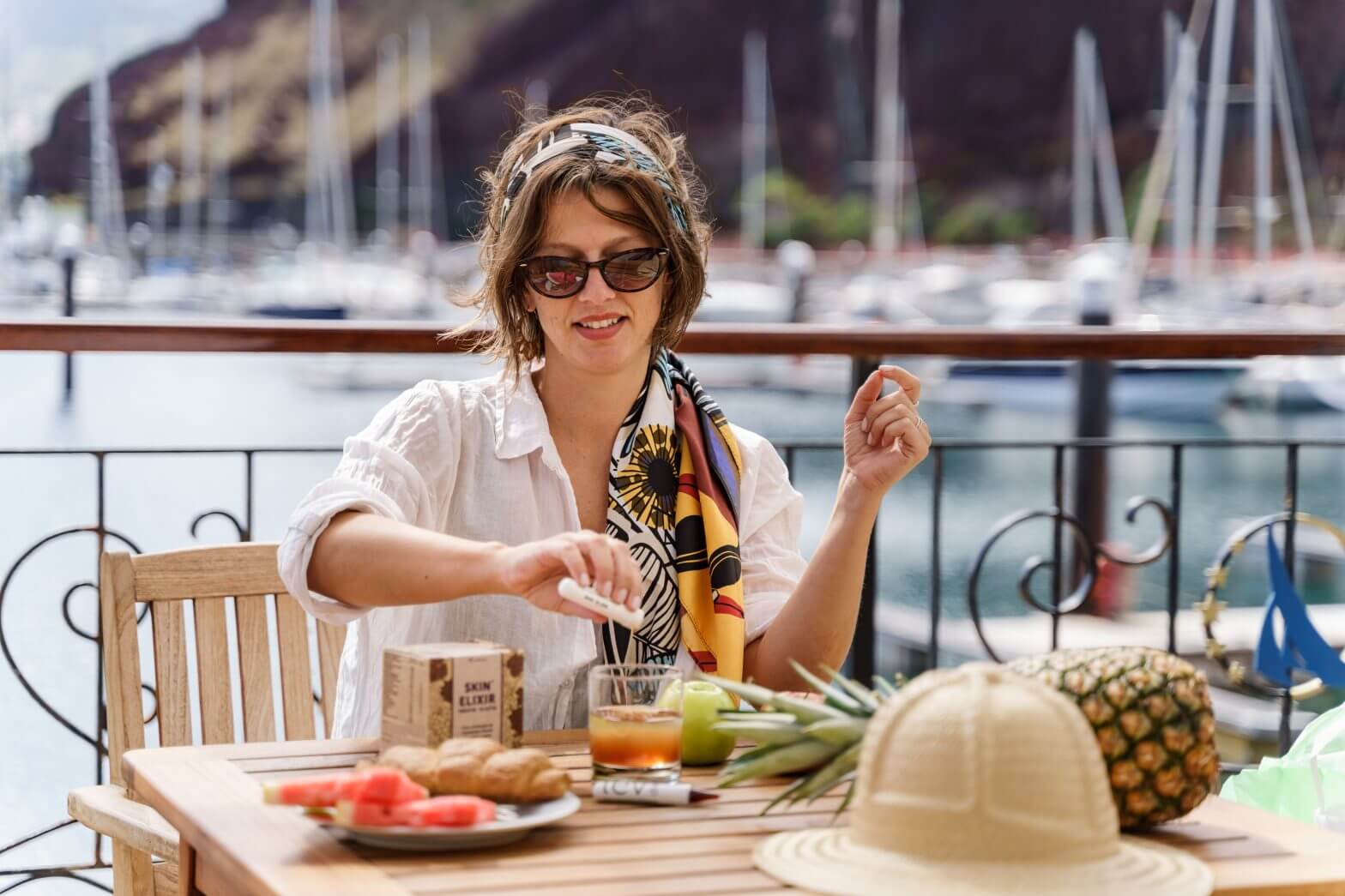 menina toma o skin elixir da lev numa esplanada