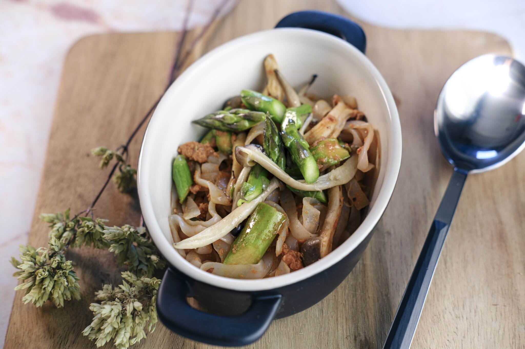 Receita saudável de massa de konjac lev salteada com espargos, molho bolonhesa