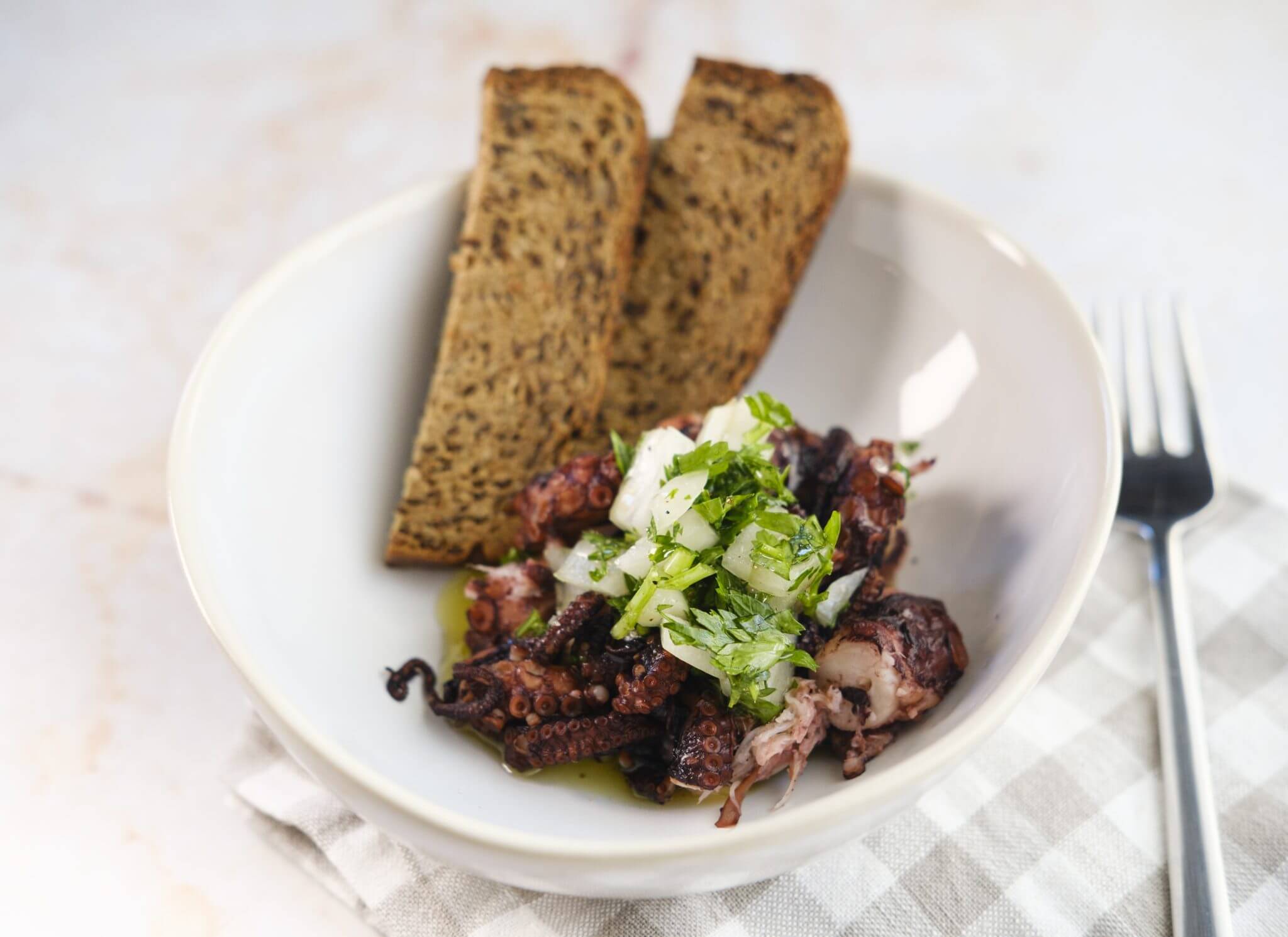 Receita saudável e polvo com molho verde e pão dietético