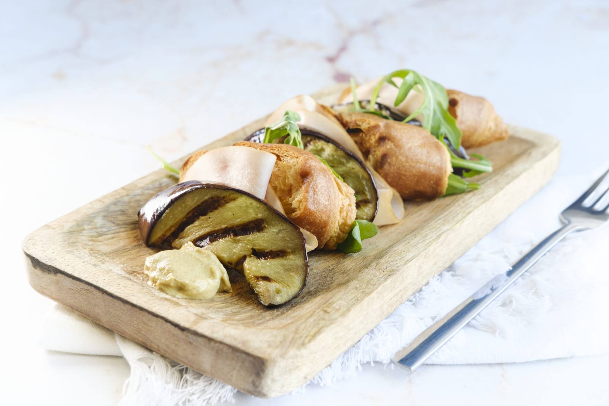 Receita de croissant lev desmontado, beringela, rúcula, fiambre