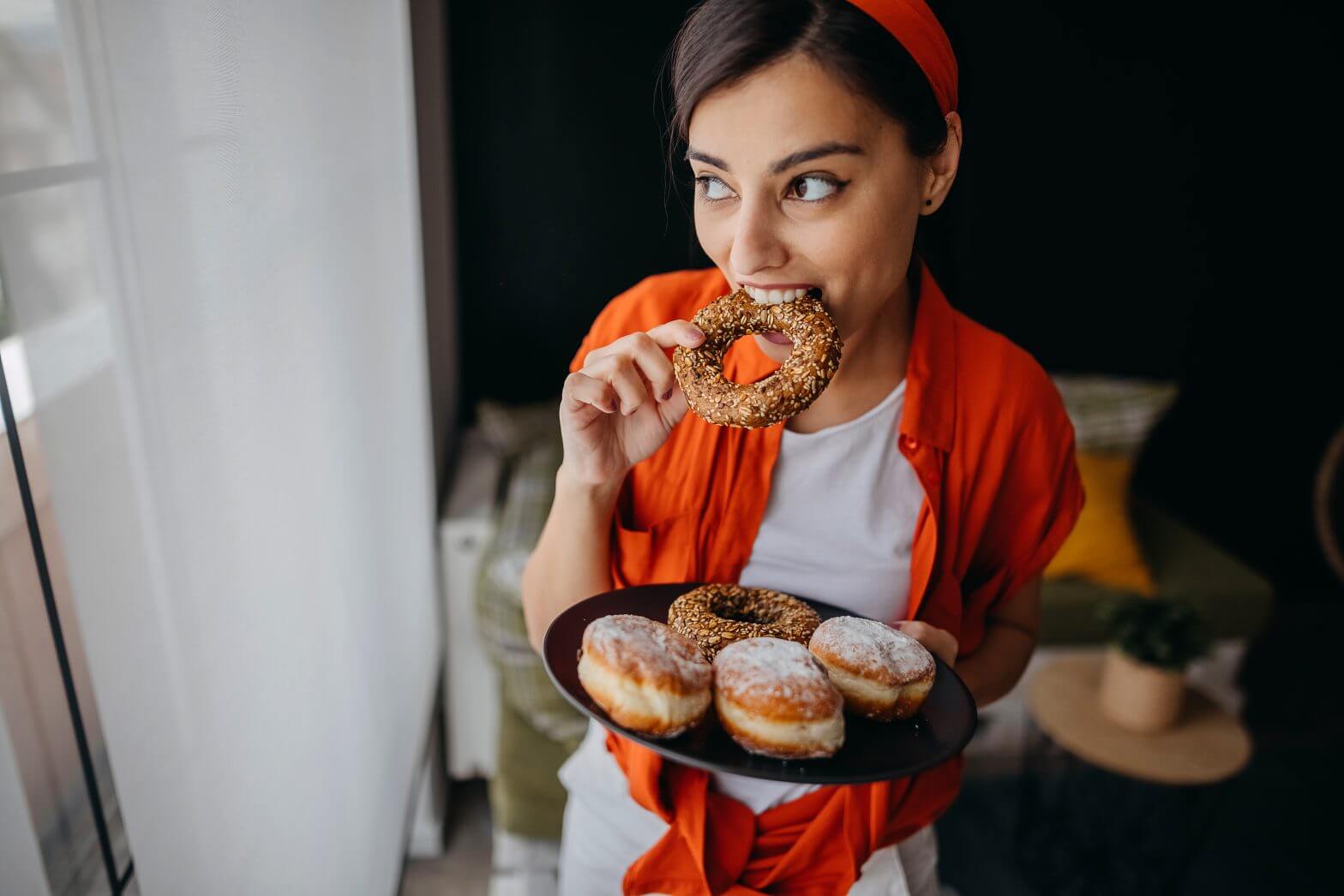 menina a comer um donut porque não resistiu à fome emocional
