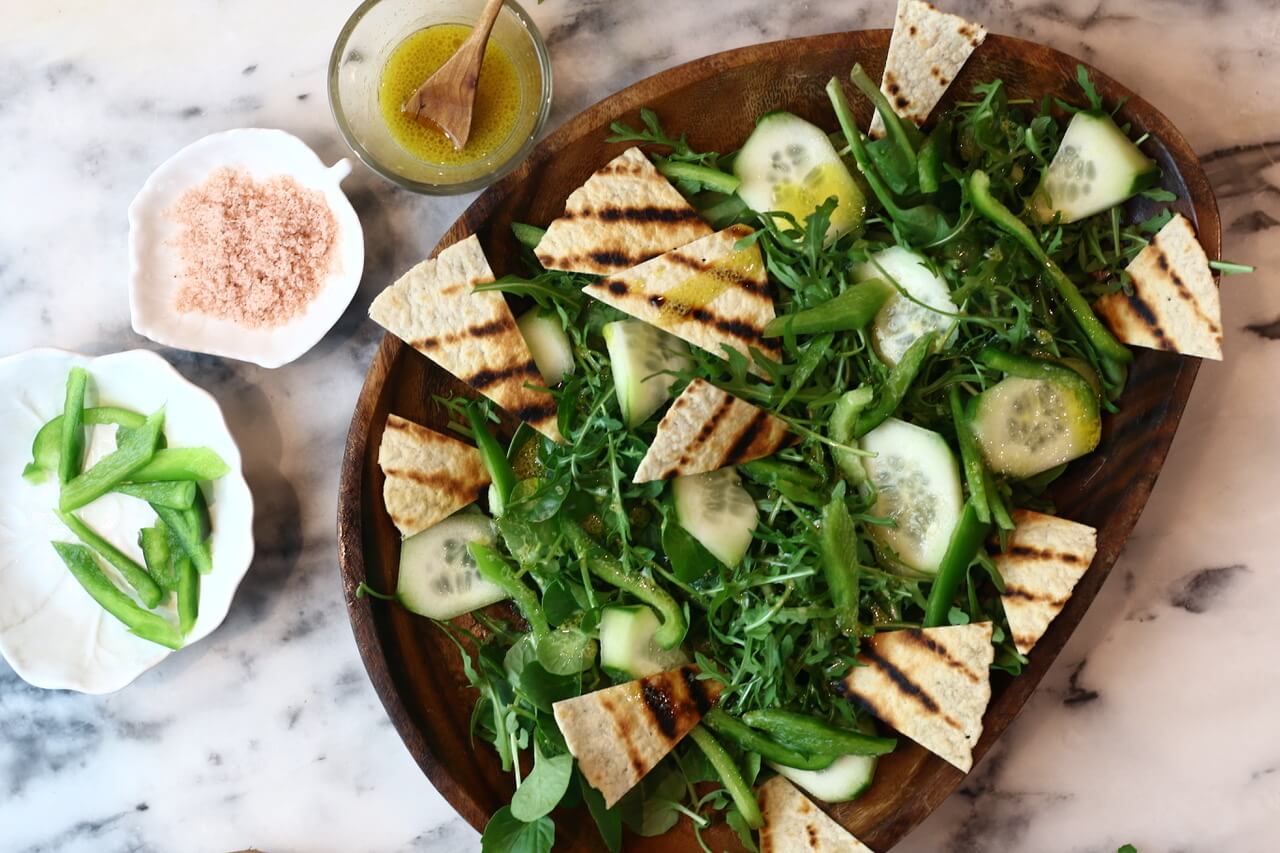 Receita de salada verde com wrap lev, pepino, pimento verde, rúcula e vinagrete