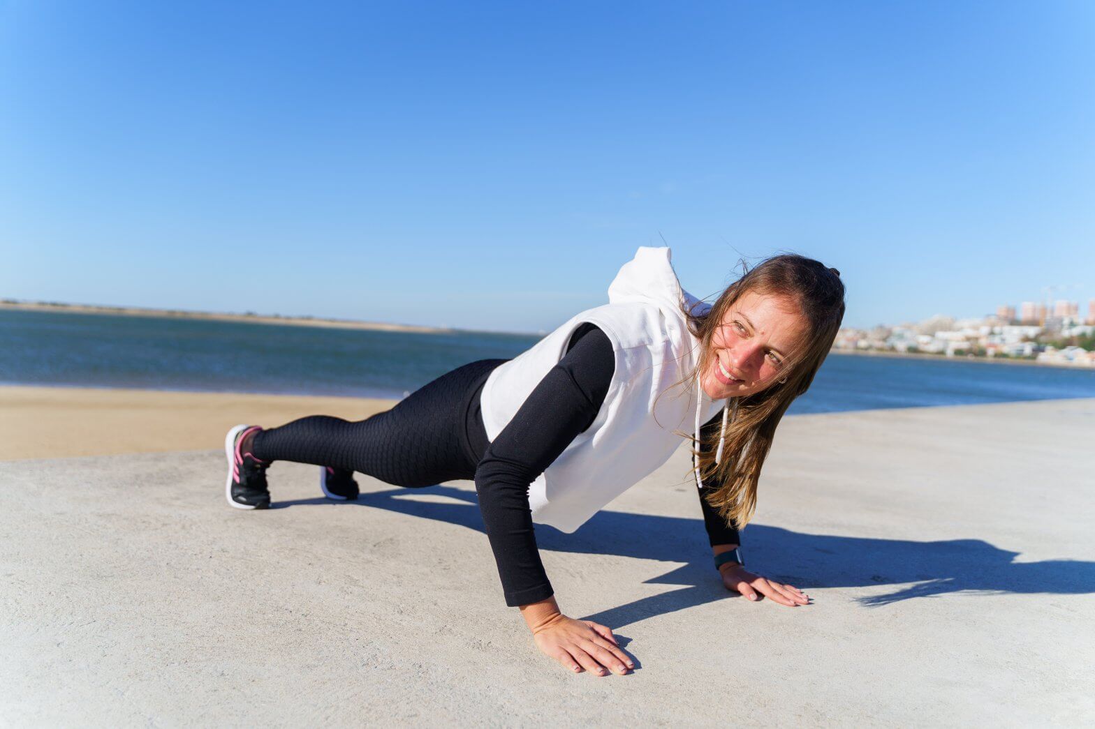 menina que perdeu peso com a lev a fazer exercício físico na praia