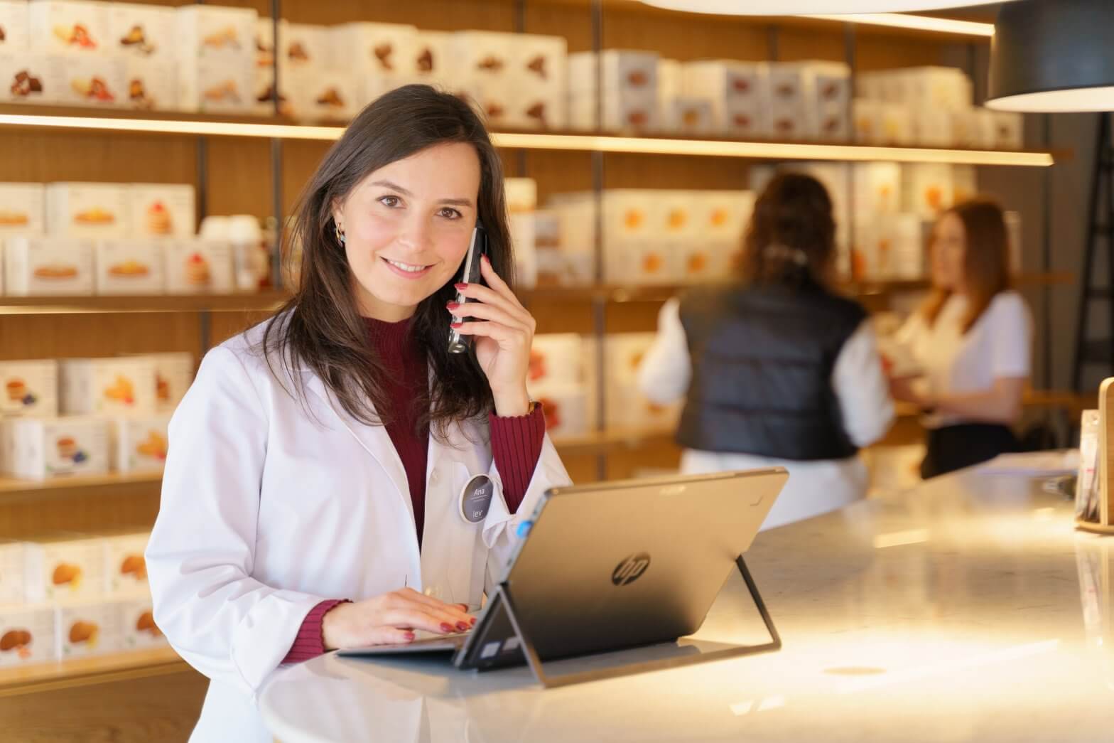 nutricionista da lev ao telefone na clínica