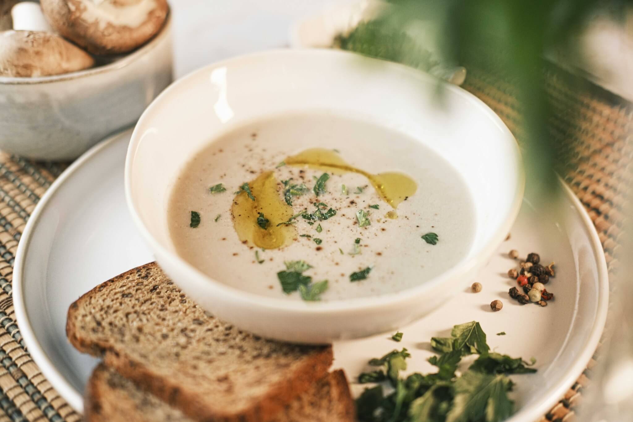 málaga com a receita saudável de sopa de cogumelos da lev