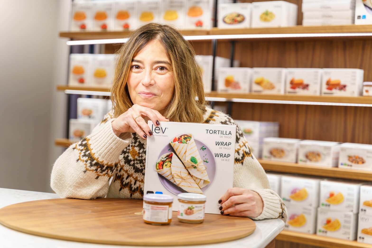 menina com o wrap de trigo, com a mousse de atum e pimentos da lev na mão