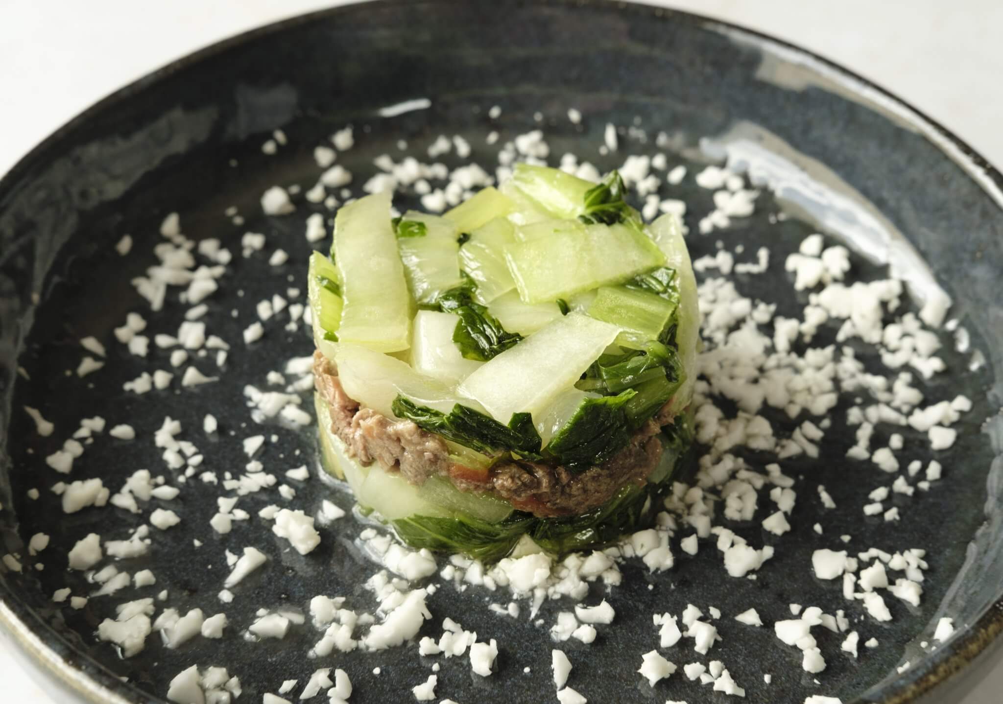 empadão saudável de pak choi e vitela apresentado no prato