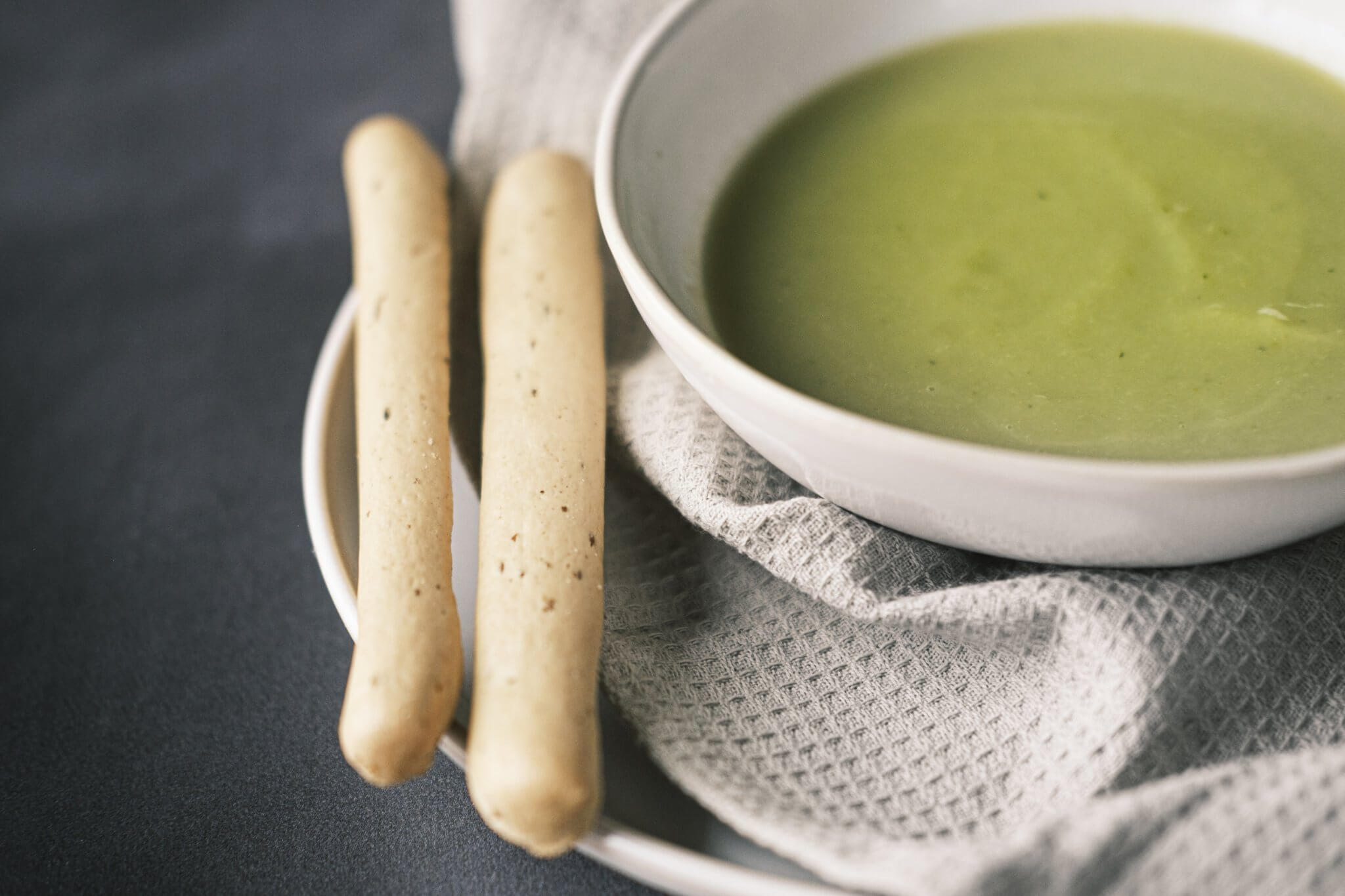 sopa de espargos com grissinis Lev