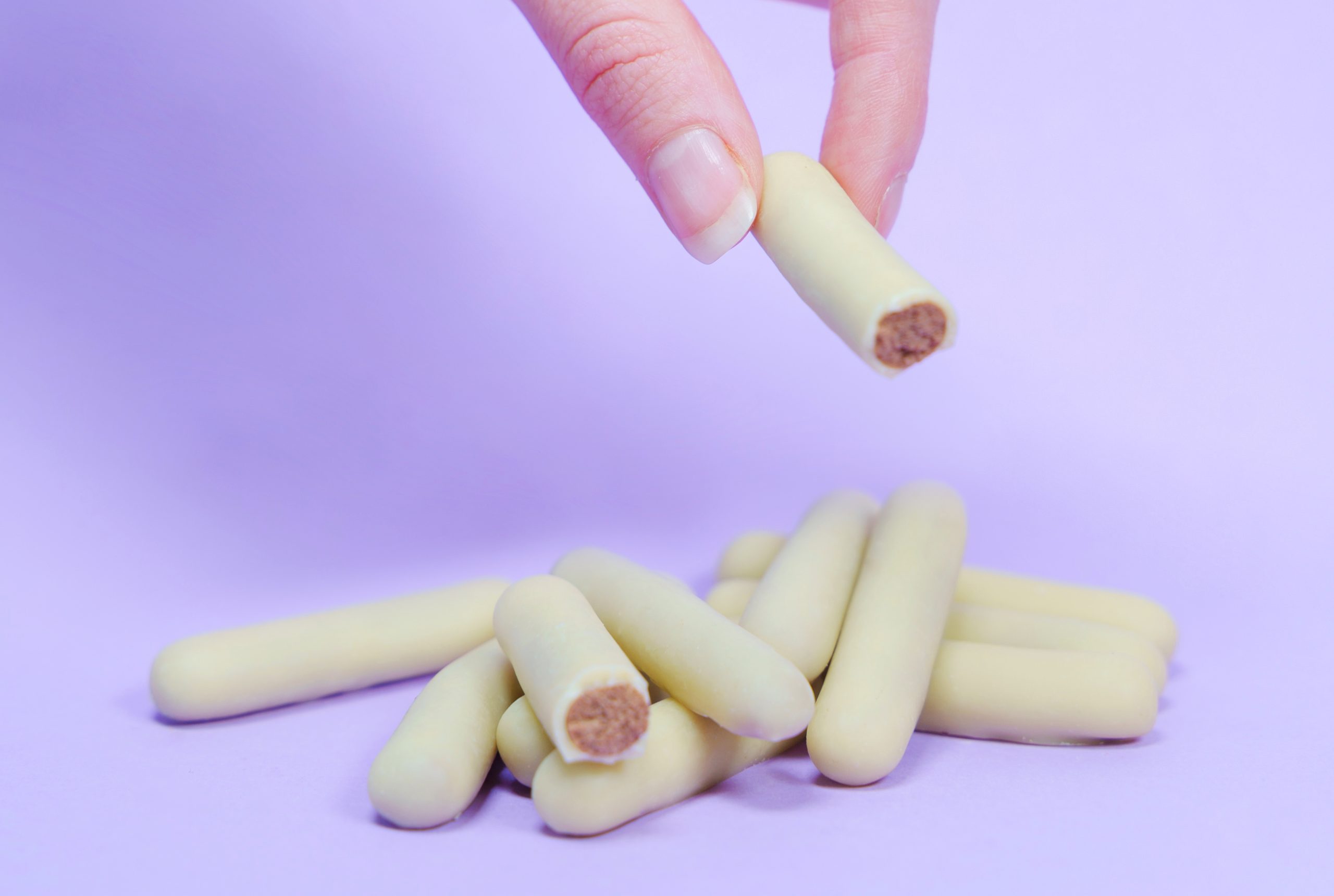 Mini palitos de Chocolate Branco - palitos de cacau com cobertura de chocolate branco, sem açúcar, rico em proteína