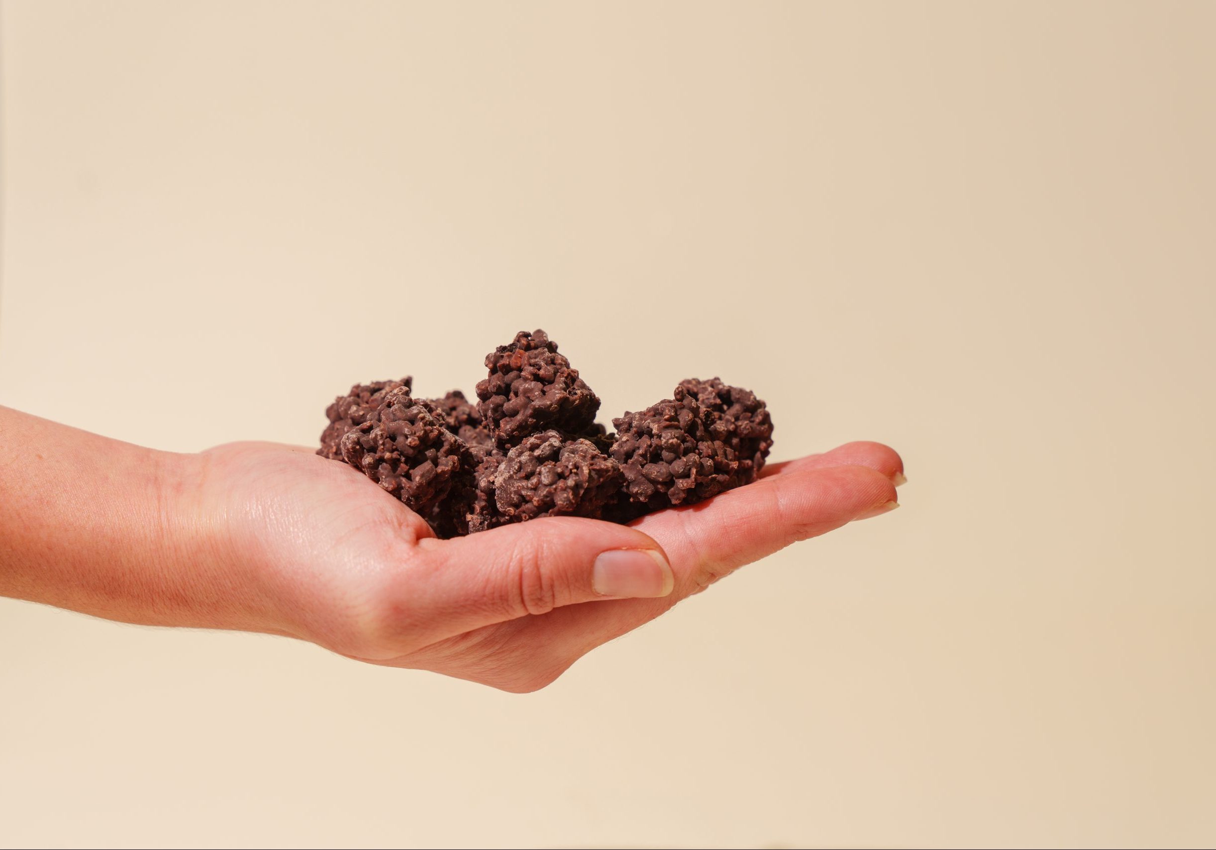 Bites de Chocolate Preto na mão