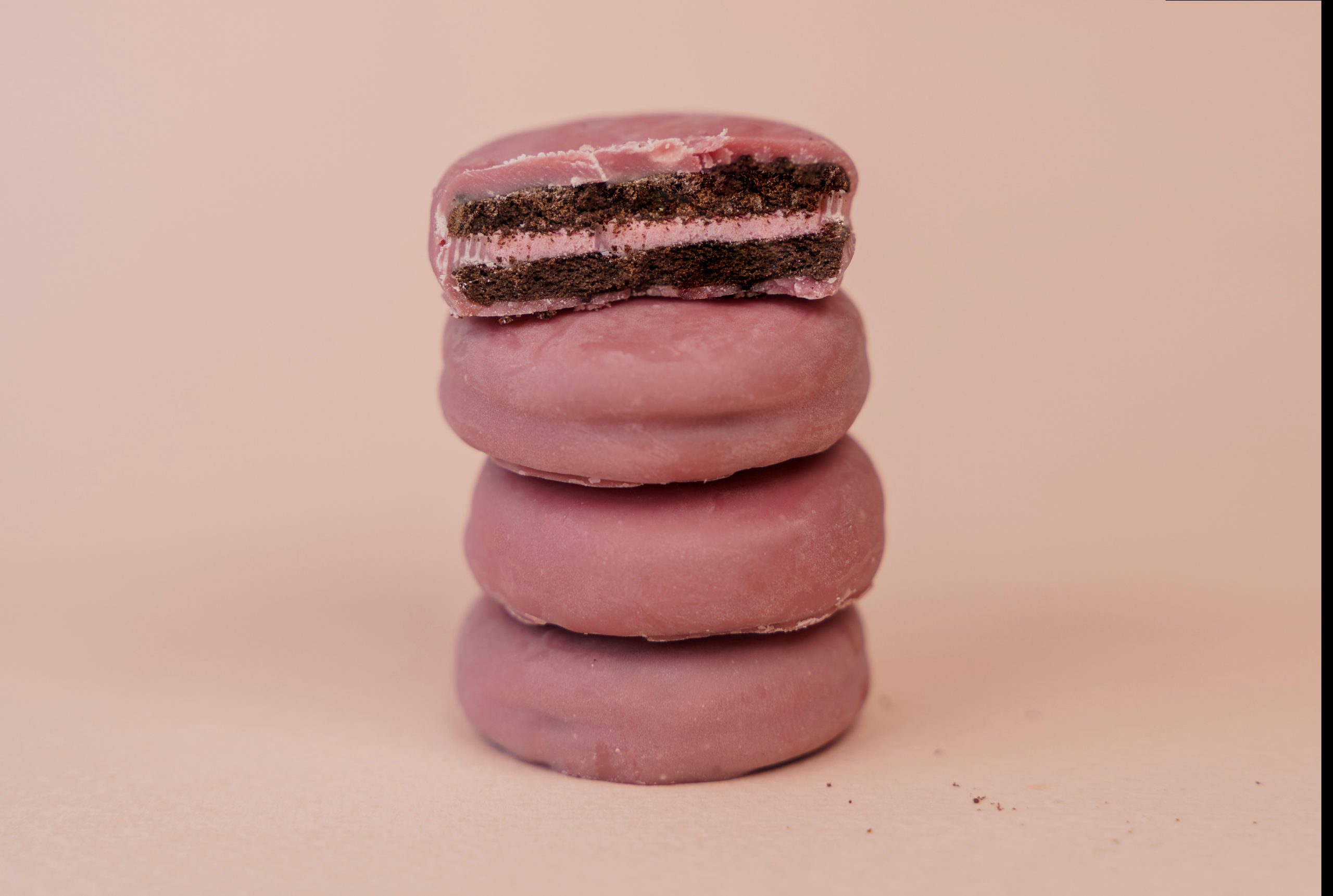 Bolachas duplo morango: bolachas de cacau com recheio e cobertura de morango, sem açúcares, ricas em proteína