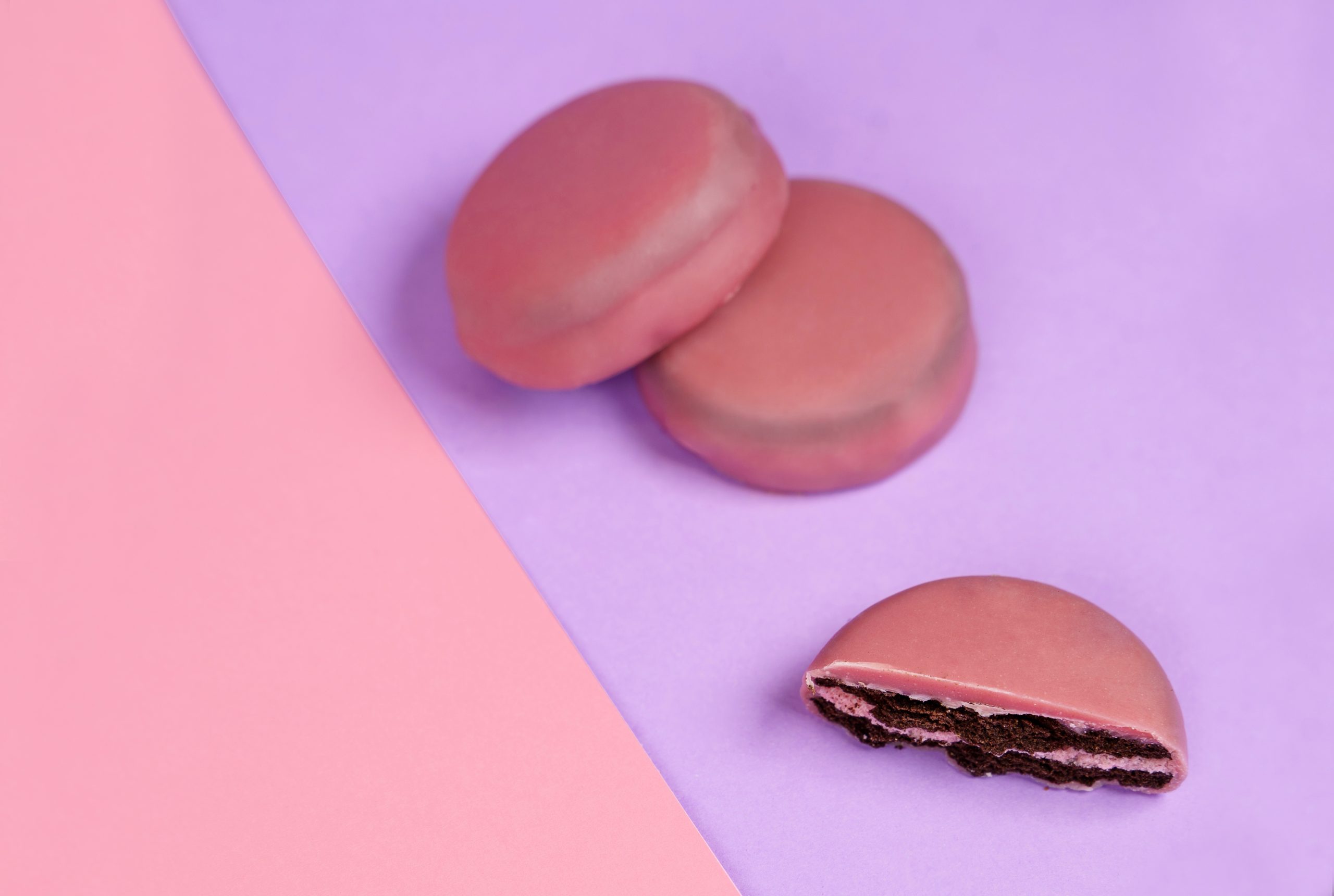 Bolachas duplo morango: bolachas de cacau com recheio e cobertura de morango, sem açúcares, ricas em proteína