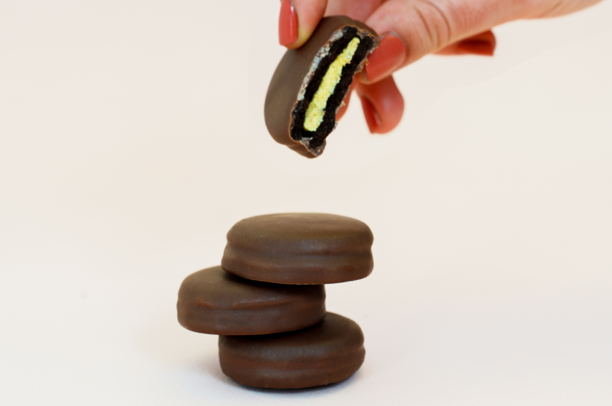 bolachas de chocolate com recheio de creme de caramelo salgado e cobertura de chocolate negro - sem açúcares e rica em proteína