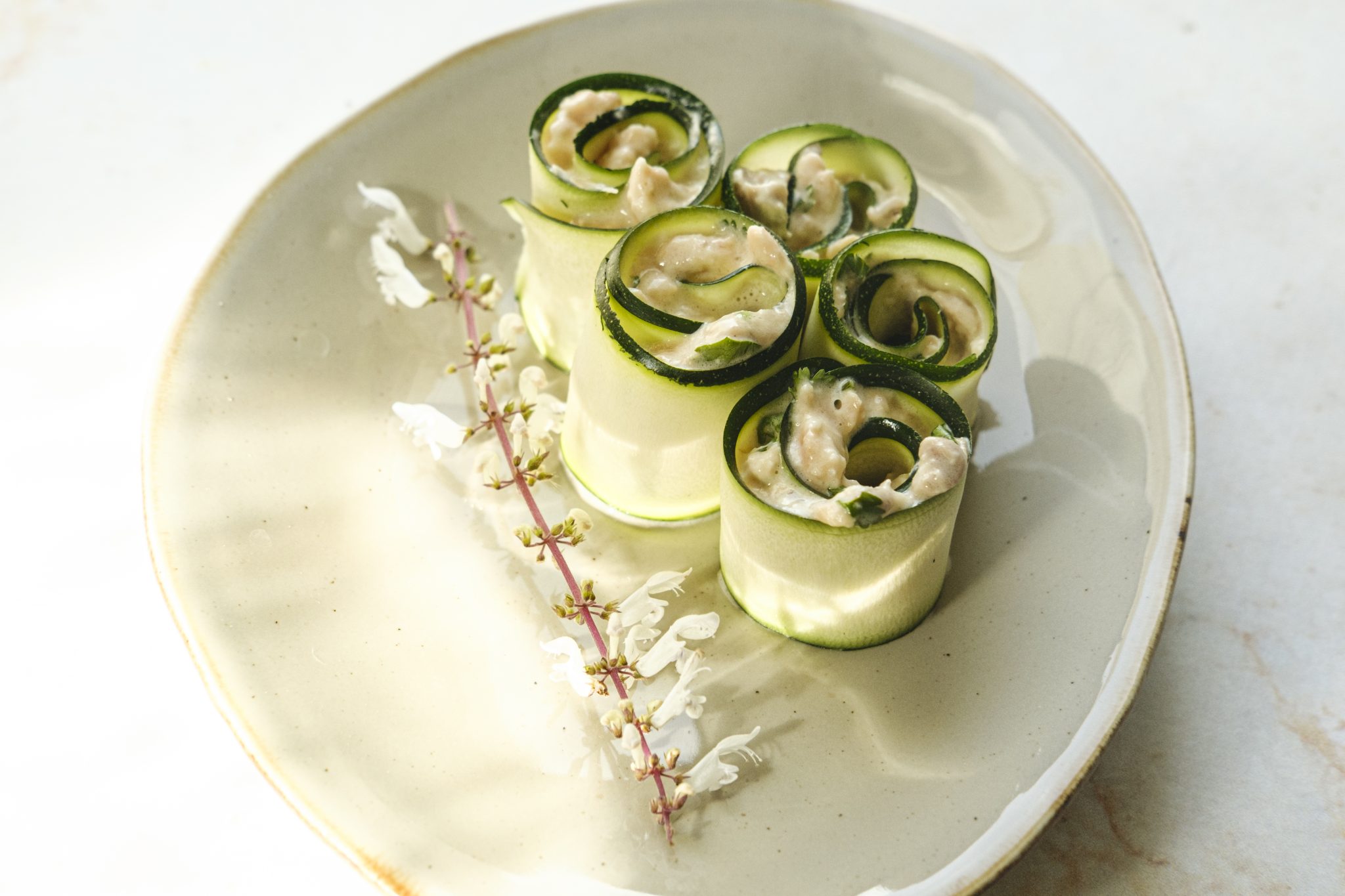 Rolinhos de salmão tipo sushi - receita lev saudável, apta para dieta.