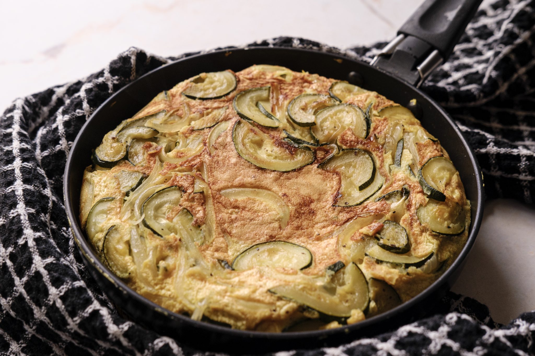 Tortilha saudável sem batata - tortilha de curgete e cebola