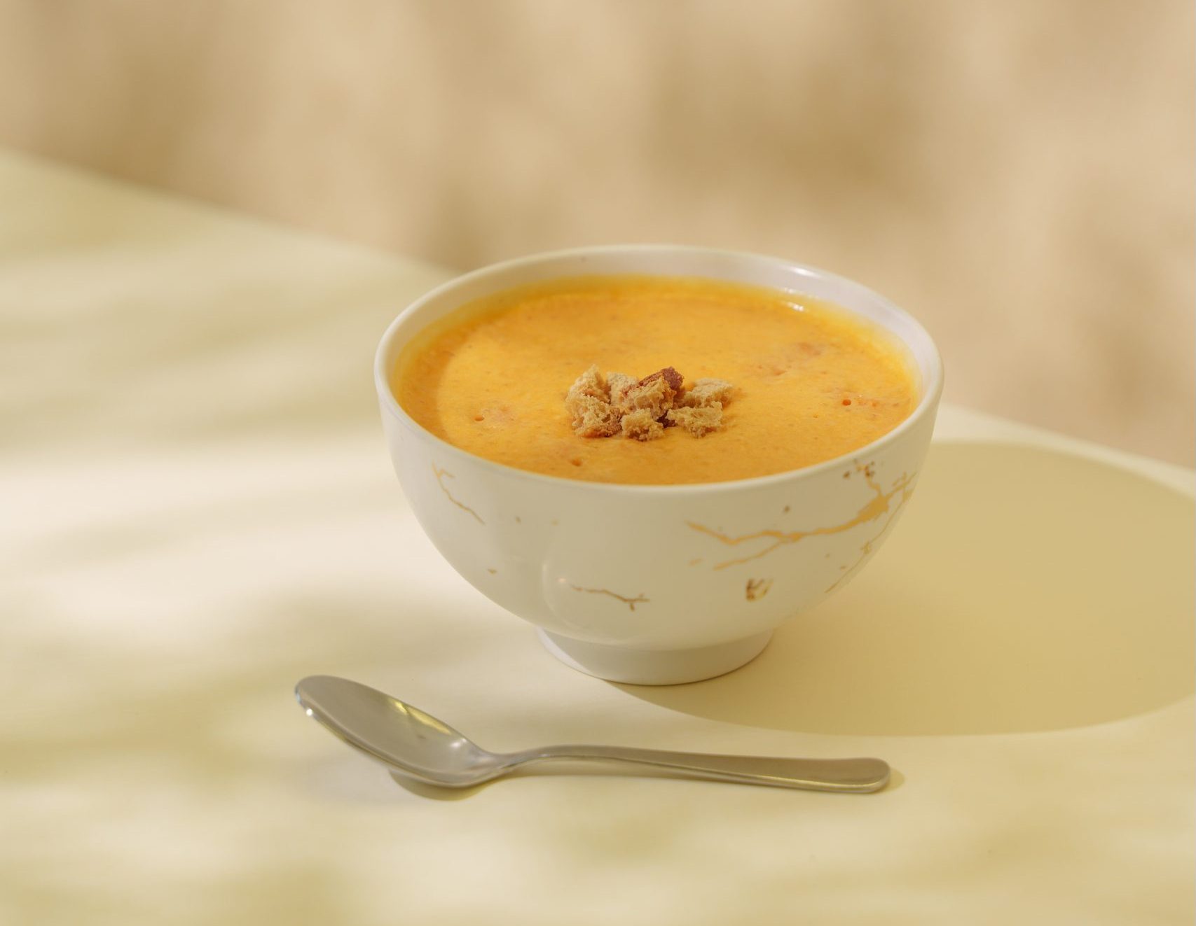 Sopa de Sabor a Marisco com Croutons numa tigela