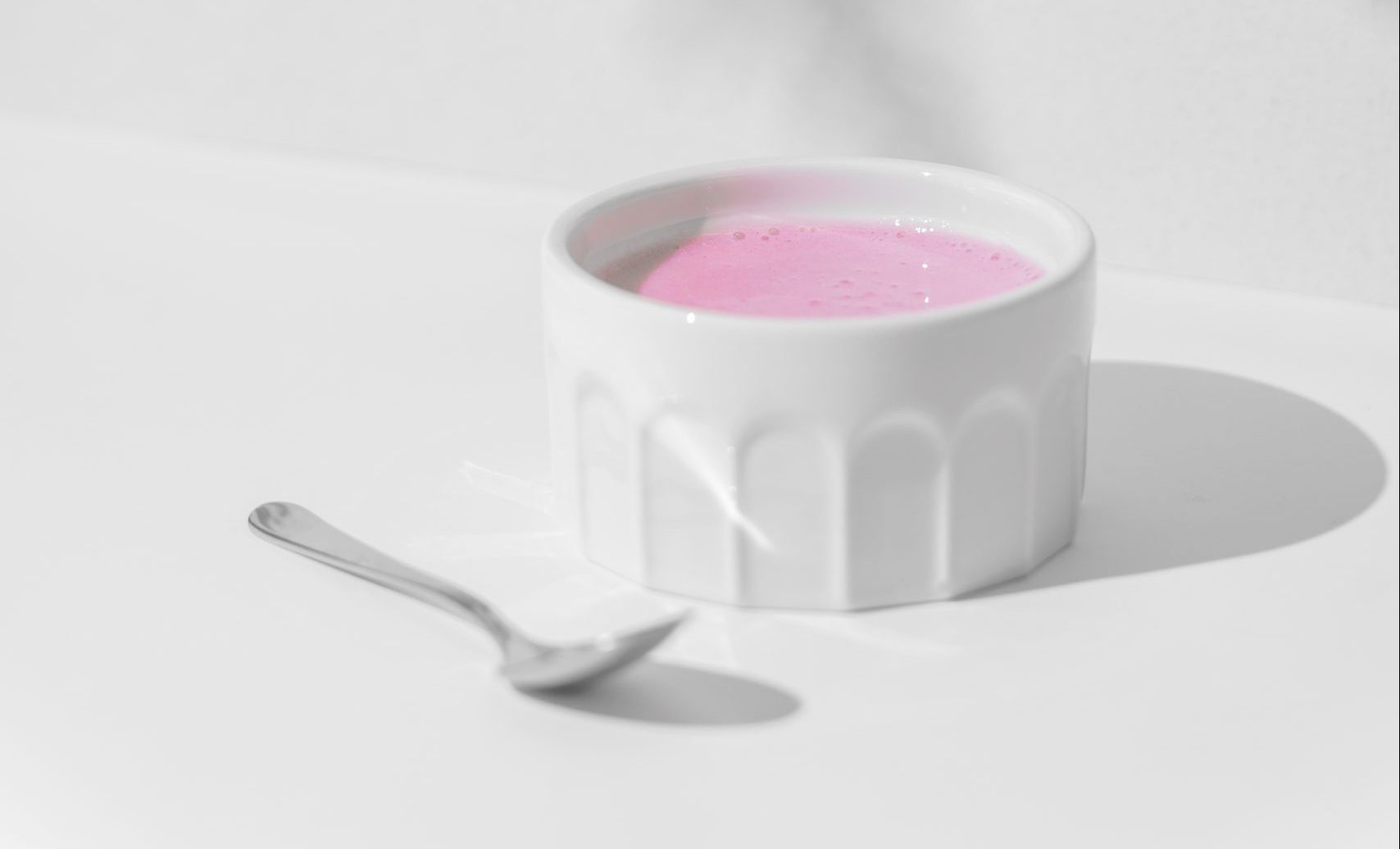 iogurte de frutos vermelhos numa pequena taça