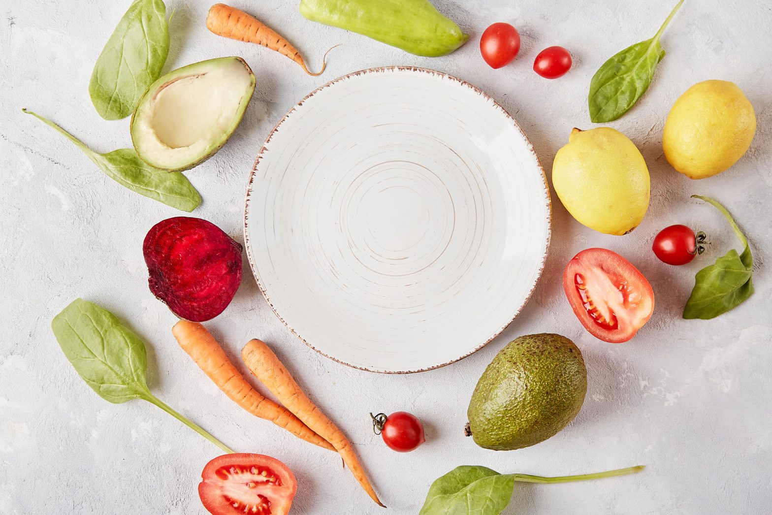 Alimentos permitidos na dieta cetogénica espalhados à volta de um prato