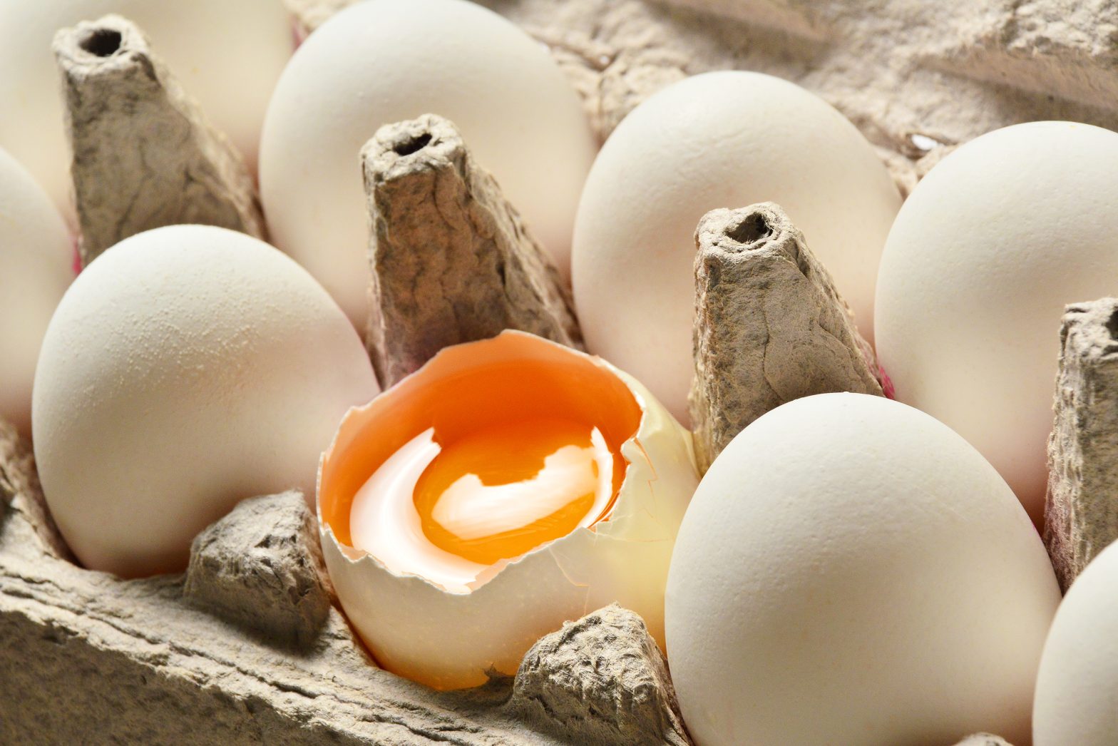 Ovos, uma fonte essencial de vitamina b, partidos com ovos inteiros